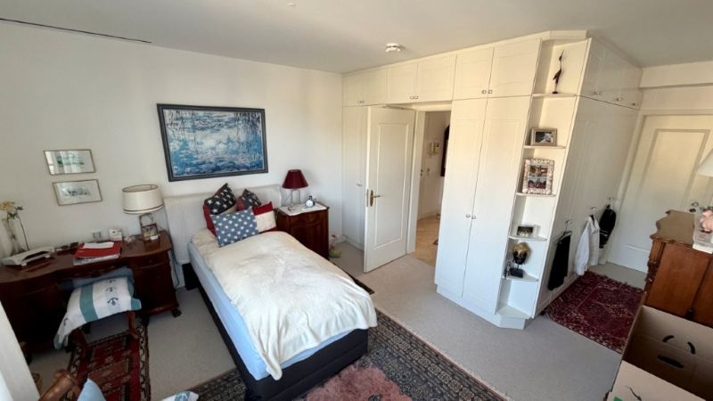 Schlafzimmer mit Einbauschränken